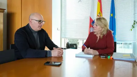 13:00 horas. Despacho de la consejera. La consejera de Desarrollo Rural, Ganader&iacute;a, Pesca y Alimentaci&oacute;n, Mar&iacute;a Jes&uacute;s Susinos, recibe en su despacho al alcalde de Pe&ntilde;arrubia, Secundino Caso. 6 de febrero de 2025 &copy; Ra&uacute;l Lucio