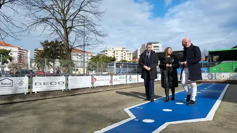 11:30 horas. La presidenta de Cantabria, Mar&iacute;a Jos&eacute; S&aacute;enz de Buruaga, presenta el proyecto de mejora de la bolera del Corro en Laredo. 7 de febrero de 2025 &copy; Ra&uacute;l Lucio