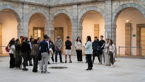 La presidenta del Parlamento recibe una de las visitas educativas que se realizan a lo largo del curso, en este caso el CC Puente de Astillero