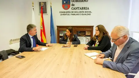 13:00 horas. Despacho de la consejera
La consejera de Inclusi&oacute;n Social, Juventud, Familias e Igualdad, Bego&ntilde;a G&oacute;mez del R&iacute;o, el director general de Dependencia, Atenci&oacute;n Sociosanitaria y Soledad no deseada, Eduardo Miguel Rubalcaba P&eacute;rez y la directora del ICASS, M&ordf; del Carmen Arce de la Torre, se re&uacute;nen con el alcalde de Selaya, C&aacute;ndido Manuel Cobo.
7 feb 25 &copy; Miguel De la Parra