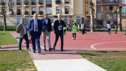 12:30 horas. Bo. La Estaci&oacute;n, Cabez&oacute;n de la Sal
El consejero de Fomento, Vivienda, Ordenaci&oacute;n del Territorio y Medio ambiente, Roberto Media y el consejero de Educaci&oacute;n, Formaci&oacute;n Profesional y Universidades, Sergio Silva, visitan el final de la obra del CEIP Ram&oacute;n Laza. 14 feb 25 &copy;&nbsp;Miguel De la Parra