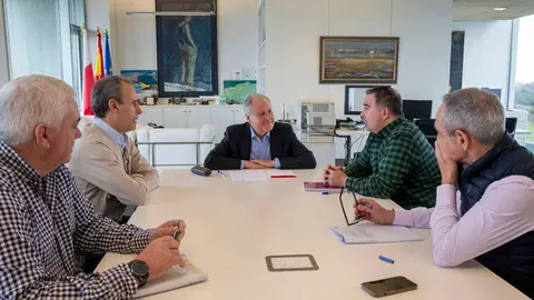 11:00 horas. Despacho del consejero
El consejero de Industria, Empleo, Innovaci&oacute;n y Comercio, Eduardo Arasti, recibe al alcalde de Santo&ntilde;a, Jes&uacute;s Gullart. 12 FEB 25 &copy; Miguel De la Parra