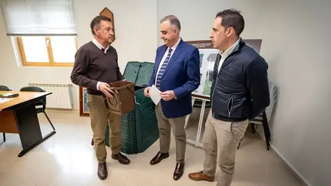 12:00 horas. Santiurde de Reinosa https://maps.app.goo.gl/5oMJjBc6fFKf5KXQ6 
El consejero de Fomento, Vivienda, Ordenaci&oacute;n del Territorio y Medio ambiente, Roberto Media, acude al inicio del servicio de compostaje dom&eacute;stico dentro del programa del quinto contenedor en Santiurde de Reinosa.