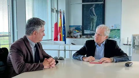 09:30 horas. Despacho del consejero

 

El consejero de industria, Empleo, Innovaci&oacute;n y Comercio, Eduardo Arasti, recibe al alcalde de Selaya.
18 FEB 25