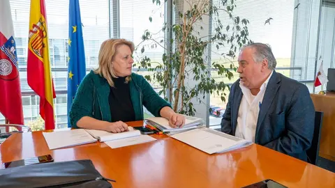 11:30 horas. Despacho de la consejera
La consejera de Desarrollo Rural, Ganader&iacute;a, Pesca y Alimentaci&oacute;n, Mar&iacute;a Jes&uacute;s
Susinos, se re&uacute;ne con el alcalde de Ud&iacute;as, Fernando Fern&aacute;ndez. 26 FEB 25 &copy; Miguel De la Parra