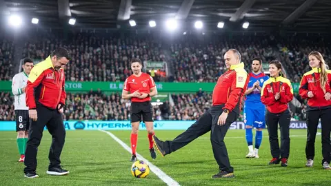 21:00 horas. Campos de Sport de El Sardinero
La consejera de Presidencia, Justicia, Seguridad y Simplificaci&oacute;n Administrativa,
Isabel Urrutia, asiste al partido de f&uacute;tbol entre el Racing de Santander y el Elche
C.F. en el que el saque de honor ser&aacute; a cargo del personal del Centro de Atenci&oacute;n
a Emergencias 112 Cantabria 2 MARZO 25 &copy; Oficina de comunicaci&oacute;n