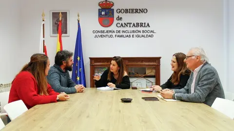 10:15 horas. Despacho de la consejera 

La consejera de Inclusi&oacute;n Social, Juventud, Familias e Igualdad, Bego&ntilde;a G&oacute;mez, se re&uacute;ne con la Asociaci&oacute;n Autismo Cantabria APTACAN 
27/02/25 &copy; Amai Diaz