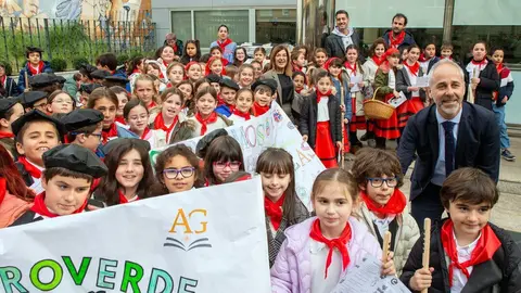 La presidenta de Cantabria, Mar&iacute;a Jos&eacute; S&aacute;enz de Buruaga, recibe a los ni&ntilde;os del Colegio Castroverde que vienen a cantar las marzas.
NR &copy;
4 MAR 25