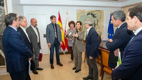La presidenta de Cantabria, Mar&iacute;a Jos&eacute; S&aacute;enz de Buruaga, se re&uacute;ne con la CEOE y la Mutua Monta&ntilde;esa, para abordar el tema del absentismo
nr &copy;
4 mar 25