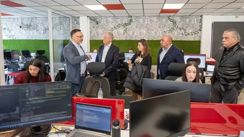 10.30 horas. SOINCON. Centro de Negocios Guarnizo

El consejero de Industria, Empleo, Innovaci&oacute;n y Comercio, Eduardo Arasti, visita las instalaciones de SOINCON.