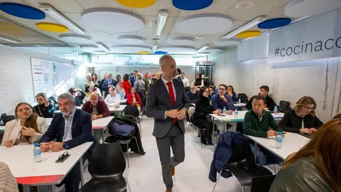 09:00 horas. Escuela de Hosteler&iacute;a de Santander Las Carolinas
El consejero de Educaci&oacute;n, Formaci&oacute;n Profesional y Universidades, Sergio Silva,
participa en los Desayunos Dualiza para Hosteler&iacute;a en Cantabria con las diferentes
familias de Formaci&oacute;n Profesional. 10 MARZO 2025 &copy; Miguel De la Parra