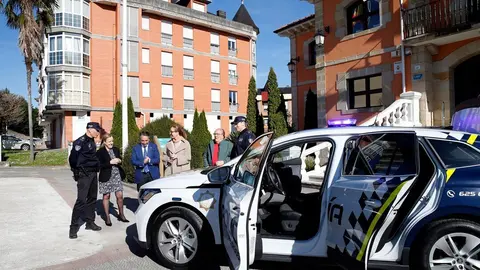 La consejera de Presidencia, Justicia, Seguridad y Simplificaci&oacute;n Administrativa, Isabel Urrutia, entrega un veh&iacute;culo para la Polic&iacute;a Local.

19 MAR 25