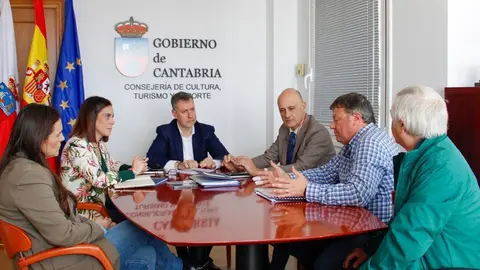 12:30 horas. Despacho del consejero
El consejero de Cultura, Turismo y Deporte, Luis Mart&iacute;nez Abad, se re&uacute;ne con la Asociaci&oacute;n Guerras C&aacute;ntabras.