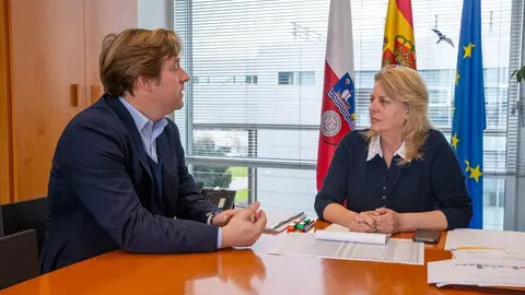 09:30 horas. Despacho de la consejera
La consejera de Desarrollo Rural, Ganader&iacute;a, Pesca y Alimentaci&oacute;n, Mar&iacute;a Jes&uacute;s
Susinos, recibe al alcalde de Reoc&iacute;n, Pablo Diestro. 26 MARZO 25 &copy; Miguel De la Parra