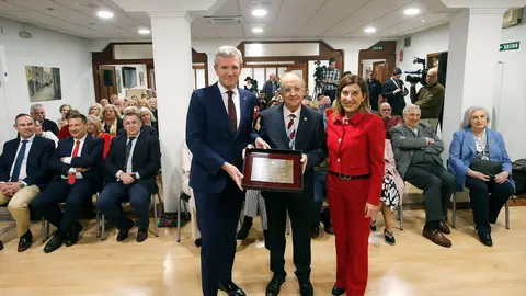La presidenta de Cantabria, Mar&iacute;a Jos&eacute; S&aacute;enz de Buruaga, asiste al nombramiento como socio de honor del Centro Gallego al presidente de la Xunta de Galicia, Alfonso Rueda.
3 abr 25