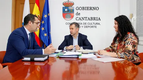10:15 horas. Despacho del consejero

El consejero de Cultura, Turismo y Deporte, Luis Mart&iacute;nez Abad, se re&uacute;ne con el alcalde de Val de San Vicente.