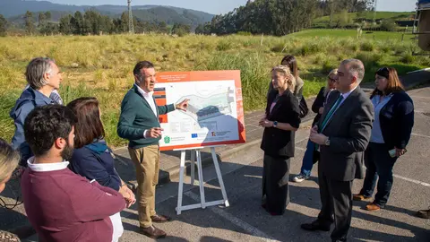 10:30 horas. https://maps.app.goo.gl/JhEXHzufHJYBAXkz5 (Castro Urdiales)
El consejero de Fomento, Vivienda, Ordenaci&oacute;n del Territorio y Medio Ambiente,
Roberto Media, presenta el Punto Limpio. 7 ABRIL 25 &copy; Miguel De la Parra