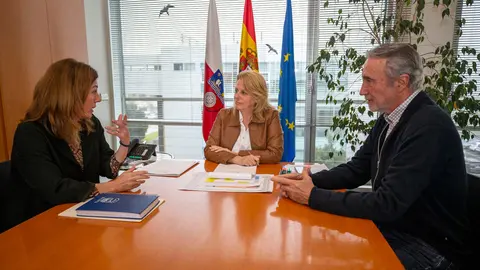 9:30 horas. Despacho de la consejera
La consejera de Desarrollo Rural, Ganader&iacute;a, Pesca y Alimentaci&oacute;n, Mar&iacute;a Jes&uacute;s
Susinos, se re&uacute;ne con la alcaldesa de Polanco, Rosa D&iacute;az.9 ABRIL 25 &copy; Miguel De la Parra