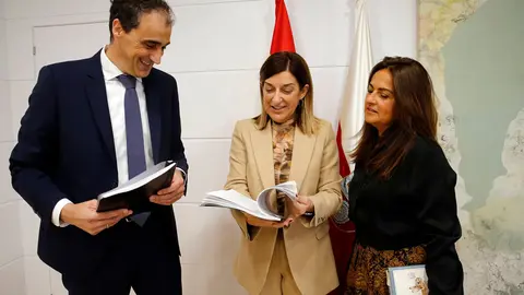 La presidenta de Cantabria, Mar&iacute;a Jos&eacute; S&aacute;enz de Buruaga, recibe al alcalde de Alfoz de Lloredo, Enrique Bretones.
14 abr 25