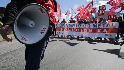 Lugo. Manifestaci&oacute;n por la renovaci&oacute;n del convenio del metal de la Provincia de Lugo. M&aacute;s de 150 delegados sindicales pertenecientes a los sindicatos CCOO, UGT y CIG han cortado las v&aacute;is en el Pol&iacute;gono lucense de O CEAO exigiendo la negociaci&oacute;n y renovaci&oacute;n del convenio de su sector.