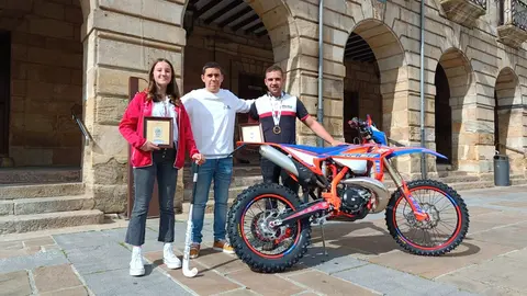 Felicitaci&oacute;n Alexis fdez y Marina