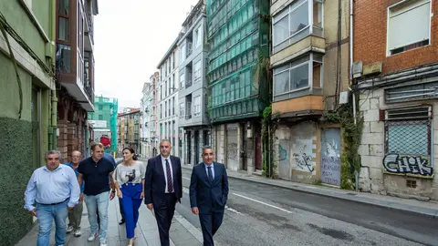 11:00 horas. Calle de Atilano Rodr&iacute;guez. Santander
https://maps.apple.com/?ll=43.460406,-3.811340&q=Chincheta&t=m 

El consejero de Fomento, Ordenaci&oacute;n del Territorio y Medio Ambiente, Roberto Media, visita, junto a la alcaldesa de Santander, Gema Igual, el Cabildo de Arriba.