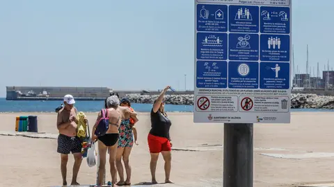 ROBER SOLSONA&hellip;20200529&hellip;.VALENCIA&hellip;..EL REGIDOR DE PLAYAS, GIUSSEPPE GREZZI, VISITA LAS PLAYAS URBANAS DE VAL&Egrave;NCIA PARA COMPROBAR EL INICIO DE LAS INSTALACIONES DE CARTELERIA INFORMATIVA CON EL MOTIVO DE LA ENTRADA EN LA FASE 2.