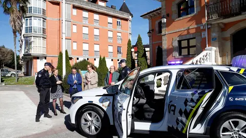 La consejera de Presidencia, Justicia, Seguridad y Simplificaci&oacute;n Administrativa, Isabel Urrutia, entrega un veh&iacute;culo para la Polic&iacute;a Local.

19 MAR 25