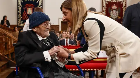 ALCALA DE HENARES (CA MADRID), 23/04/2025.- El escritor &Aacute;lvaro Pombo es saludado por la presidenta de Cantabria, Mar&iacute;a Jos&eacute; S&aacute;enz de Buruaga, momentos antes de recibir el Premio Cervantes 2024, este mi&eacute;rcoles en el paraninfo universitario de Alcal&aacute; de Henares, un acto que ser&aacute; presidido por los reyes de Espa&ntilde;a. EFE/ Ballesteros/POOL