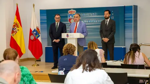 El consejero de Fomento, Vivienda, Ordenaci&oacute;n del Territorio y Medio Ambiente, Roberto Media, presenta, en rueda de prensa, la Ley de Control Ambiental
Nacho Romero &copy;
30 abr 25