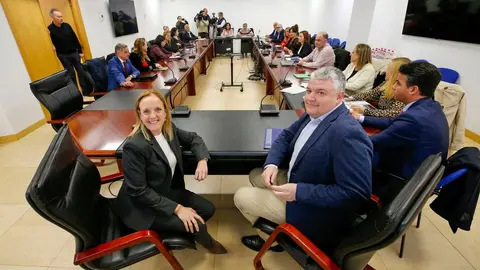 12:00 horas. Sala de reuniones de 1&ordm; planta, Pe&ntilde;aherbosa
Los consejeros de Presidencia, Justicia, Seguridad y Simplificaci&oacute;n Administrativa, Isabel Urrutia, y de Econom&iacute;a, Hacienda, Fondos Europeos y Financiaci&oacute;n Auton&oacute;mica, Luis &Aacute;ngel Ag&uuml;eros, participan a la reuni&oacute;n del Consejo de Seguimiento del Sector P&uacute;blico Institucional.

Los gr&aacute;ficos podr&aacute;n tomar im&aacute;genes y habr&aacute; declaraciones al comienzo de la reuni&oacute;n. Cobertura de nota y foto


6 may 25