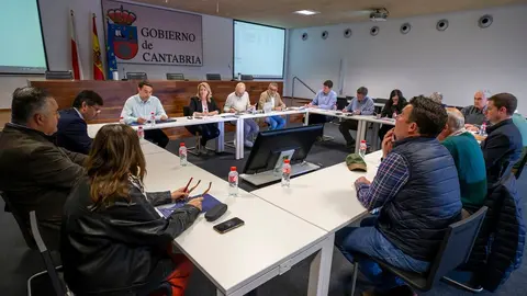 11:00 horas. Sal&oacute;n de actos de la Consejer&iacute;a
La consejera de Desarrollo Rural, Ganader&iacute;a, Pesca y Alimentaci&oacute;n, Mar&iacute;a Jes&uacute;s
Susinos, preside la reuni&oacute;n de la Comisi&oacute;n Regional de Montes. 6 mayo 25 &nbsp;&copy; Miguel De la Parra