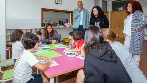 10:30 horas. CEIP Jos&eacute; Mar&iacute;a de Pereda. C/ Reyes Cat&oacute;licos, 64. Los Corrales de Buelna. bit.ly/4dROP62 

La consejera de Inclusi&oacute;n Social, Juventud, Familias e Igualdad, Bego&ntilde;a G&oacute;mez del R&iacute;o, visita las actividades puestas en marcha dentro del Plan Corresponsables en el CEIP Jos&eacute; Mar&iacute;a de Pereda.