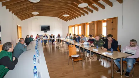11:00 horas. Casa de Cultura de La G&aacute;ndara
https://maps.app.goo.gl/HyDiUf8Nirq8Fm286
La consejera de Desarrollo Rural, Ganader&iacute;a, Pesca y Alimentaci&oacute;n, Mar&iacute;a Jes&uacute;s Susinos, preside la reuni&oacute;n del Patronato del Parque Natural de los Collados del As&oacute;n.