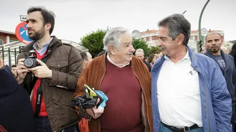 10:00 Sal&oacute;n de Actos del IES El Alisal, Santander. El presidente de Cantabria, Miguel &Aacute;ngel Revilla, y el expresidente de Uruguay, Jos&eacute; Mujica, mantienen un encuentro con alumnos de Bachillerato y Ciclos Superiores de este centro. 11 de noviembre de 2016 &copy; Ra&uacute;l Lucio