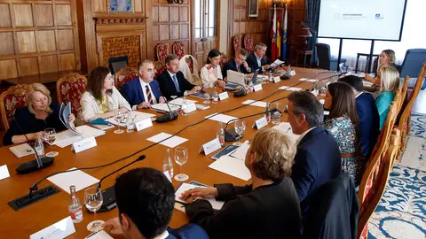 Los consejeros de Fomento, Vivienda, Ordenaci&oacute;n del Territorio y Medio Ambiente, Roberto Media, de Educaci&oacute;n, Formaci&oacute;n Profesional y Universidades, Sergio Silva, de Desarrollo Rural, Ganader&iacute;a, Pesca y Alimentaci&oacute;n, Mar&iacute;a Jes&uacute;s Susinos y de Cultura, Turismo y Deporte, Luis Mart&iacute;nez Abad, asisten a la reuni&oacute;n del Comit&eacute; de Gobernanza del Geoparque Costa Quebrada.  23 may 25