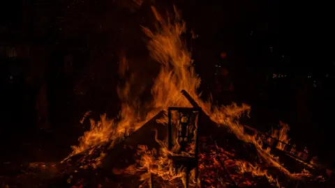 Una silla ardiendo en la hoguera del barrio de Sant Antoni durante la noche de San Juan, a 23 de junio de 2023, en Barcelona, Catalunya (Espa&ntilde;a). La ciudad de Barcelona conmemora esta celebraci&oacute;n principalmente en sus playas, junto al Mediterr&aacute;neo. La noche de San Juan es la m&aacute;s corta del a&ntilde;o. Se trata de una de las fiestas populares m&aacute;s arraigadas en los Pa&iuml;sos Catalans, donde se inicia con el recibimiento de la Flama del Canig&oacute;.
