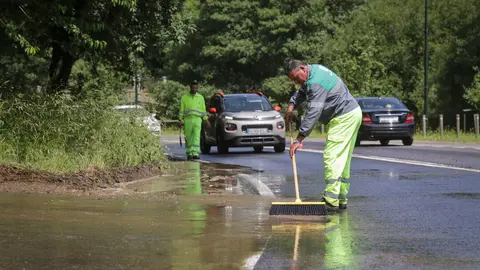 Lugo. Trabajadores limpian los desperfectos causados en la jornada de ayer por las lluvias torrenciales ca&iacute;das sobre la ciudad de Lugo. M&aacute;s de 30 litros en una hora provocaron un corrimiento de tierras en el Parque das Fonti&ntilde;as y la inundaci&oacute;n del HULA entre otros espacios. En la imagen, limpieza de corrimientos de tierras en el Parque do R&iacute;o Rato, en la ma&ntilde;ana del lunes 5 de Junio