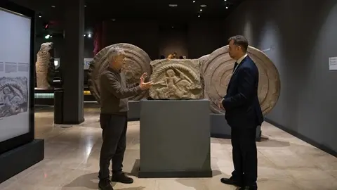 10:30 horas. MUPAC. Foto del consejero de Cultura, Turismo y Deporte, Luis Mart&iacute;nez Abad, en el MUPAC, con Roberto Onta&ntilde;&oacute;n, su director. 25 de octubre de 2024 &copy; Ra&uacute;l Lucio