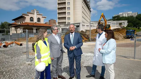 El consejero de Salud, C&eacute;sar Pascual, visitas las obras de la Unidad de Protonterapia de Valdecilla. 
16 JUN 25