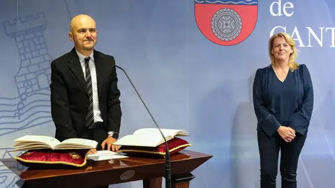 09:30 horas. Sal&oacute;n de actos de la Consejer&iacute;a, planta 0. La consejera de Desarrollo Rural, Ganader&iacute;a, Pesca y Alimentaci&oacute;n, Mar&iacute;a Jes&uacute;s Susinos, preside la toma de posesi&oacute;n del director general de Montes y Biodiversidad, &Aacute;ngel Serdio. 18 de octubre de 2024 &copy; Ra&uacute;l Lucio