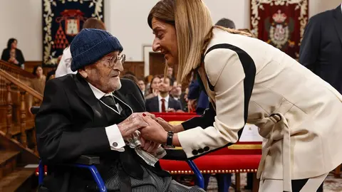 ALCALA DE HENARES (CA MADRID), 23/04/2025.- El escritor &Aacute;lvaro Pombo es saludado por la presidenta de Cantabria, Mar&iacute;a Jos&eacute; S&aacute;enz de Buruaga, momentos antes de recibir el Premio Cervantes 2024, este mi&eacute;rcoles en el paraninfo universitario de Alcal&aacute; de Henares, un acto que ser&aacute; presidido por los reyes de Espa&ntilde;a. EFE/ Ballesteros/POOL