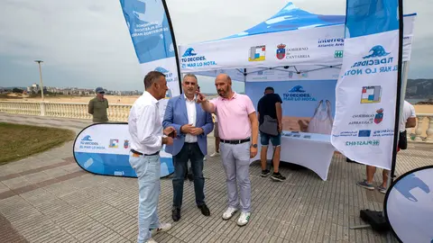 12:30 horas. Laredo. https://g.co/kgs/ABk8Npv
El consejero de Fomento, Vivienda, Ordenaci&oacute;n del Territorio y Medio Ambiente, Roberto Media, acude a la presentaci&oacute;n de la campa&ntilde;a de recogida de pl&aacute;sticos en las playas &lsquo;T&uacute; decides. El Mar lo nota&rsquo;. 11 JUL 25 &copy; Miguel De la Parra