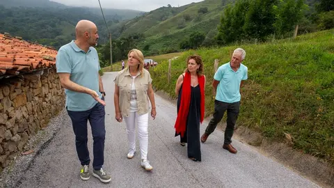 12:00 horas. Ayuntamiento https://maps.app.goo.gl/zfJNLw86grvv9on48
La consejera de Desarrollo Rural, Ganader&iacute;a, Pesca y Alimentaci&oacute;n, Mar&iacute;a Jes&uacute;s Susinos, visita las obras realizadas en camino agrario de Hijas, en Puente Viesgo. 17 JULIO 25 &copy;&nbsp;Miguel De la Parra