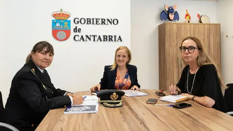 La consejera de Presidencia, Justicia, Seguridad y Simplificaci&oacute;n Administrativa, Isabel Urrutia, recibe a la Jefa Superior de Polic&iacute;a de Cantabria.
@Patricia Pereda