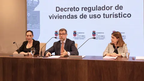 El consejero de Cultura, Turismo y Deporte, Luis Mart&iacute;nez Abad, presenta, en rueda de prensa, el decreto de viviendas tur&iacute;sticas (VUT). 
@Patricia Pereda