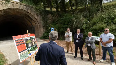El consejero de Fomento, Vivienda, Ordenaci&oacute;n del Territorio y Medio Ambiente, Roberto Media, inaugura el carril bici Villaescusa-Penagos. 
@Patricia Pereda