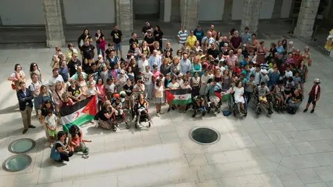 El Parlamenrto de Cantabria recibe a los ni&ntilde;os y familias del programa de acogida a ni&ntilde;os saharauis "Vacaciones en Paz"