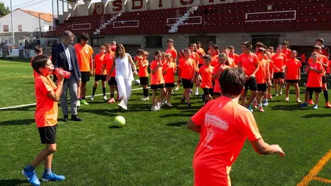 11:30 horas. B&aacute;rcena de Pie de Concha 

La presidenta de Cantabria, Mar&iacute;a Jos&eacute; S&aacute;enz de Buruaga, visita las obras de sustituci&oacute;n de la hierba natural por artificial en el Campo Municipal de f&uacute;tbol de El Alpedre.  
4 AGOSTO 2025 &copy; Miguel De la Parra