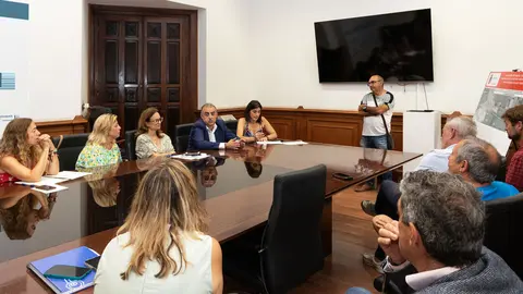 El consejero de Fomento, Vivienda, Ordenaci&oacute;n del Territorio y Medio Ambiente, Roberto Media, presenta el proyecto para evitar inundaciones en el pol&iacute;gono industrial Elegarcu.
@Patricia Pereda